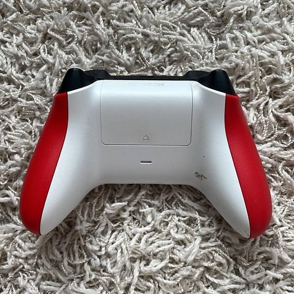 Red Xbox controller, doesn’t work.. button might be stuck - Picture 2 of 2